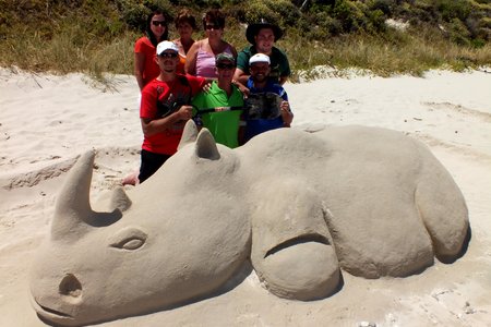 Franskraal se sandrenoster en agter hom voor vlnr is die bouers Hendry Erasmus, Freddie Swart en Steven Erasmus. Agter is Sharlene Erasmus, Ansie Erasmus, Bernide Swart en Wayne Swart.